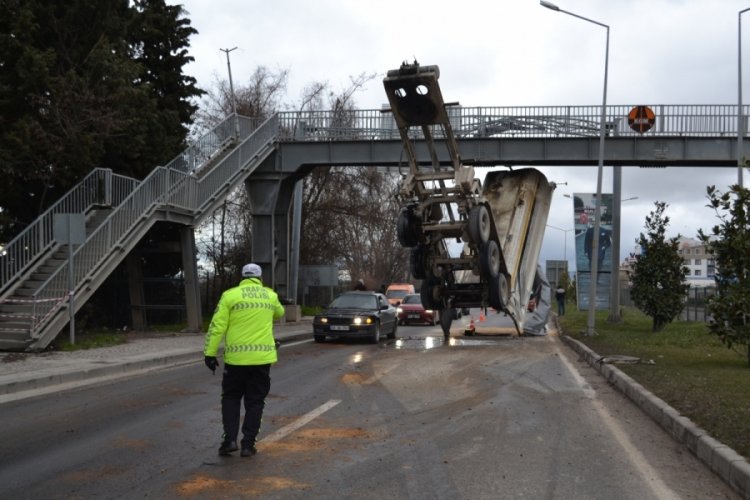 Yalova'da damperi a&ccedil;ık kalan kamyon &uuml;st ge&ccedil;ide &ccedil;arptı