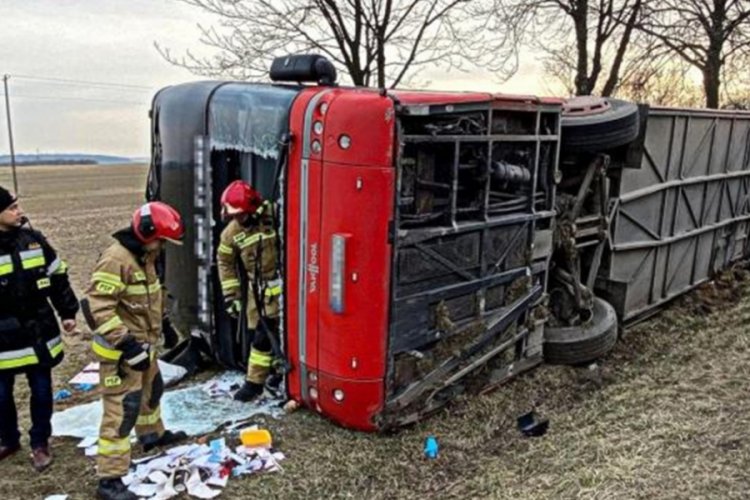 Ukraynalı m&uuml;ltecileri taşıyan otob&uuml;s devrildi: 12 yaralı