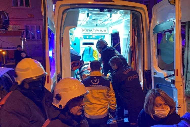 Apartman boşluğundan &ccedil;ıkan yangın az daha canından ediyordu