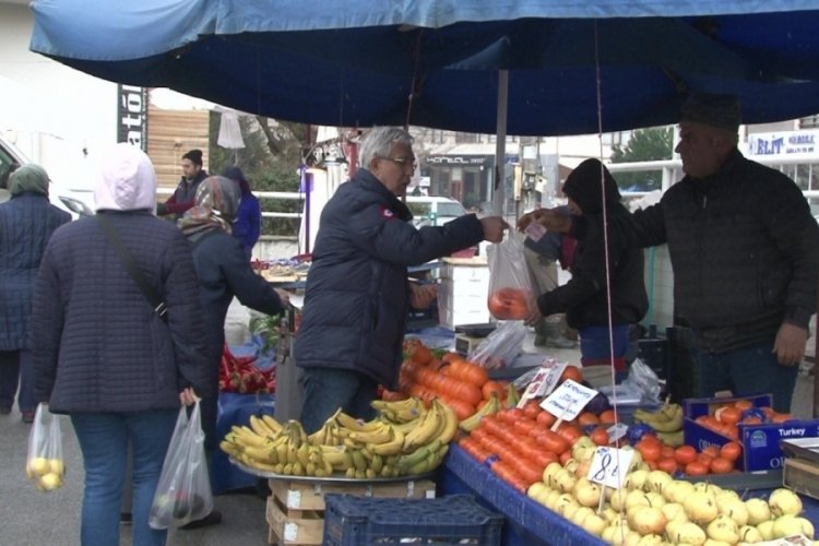 Bursa'da semt pazarında &ccedil;arpıcı s&ouml;zler: Almanlar kiloyla muz almıyor (&Ouml;ZEL HABER)