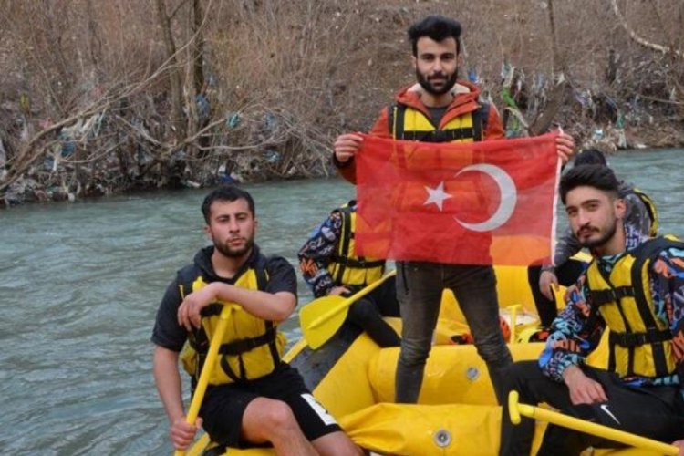 Şehitler anısına rafting yapıp T&uuml;rk Bayrağı a&ccedil;tılar