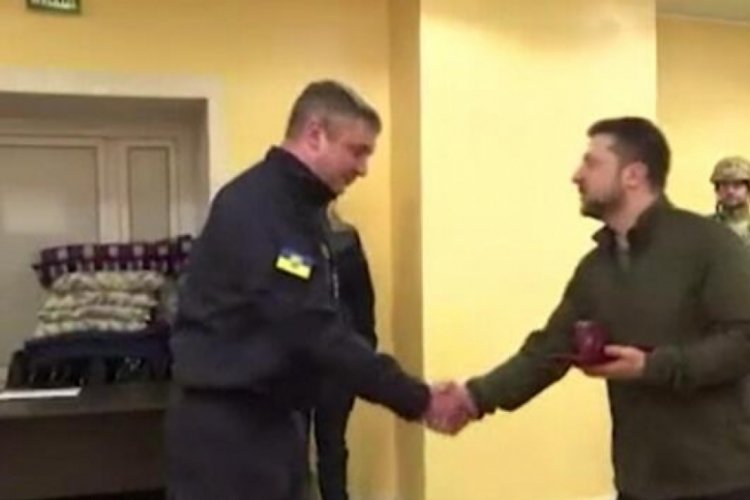 Ukrayna Başkanı'ndan Acil Durumlar Servisi personeline madalya