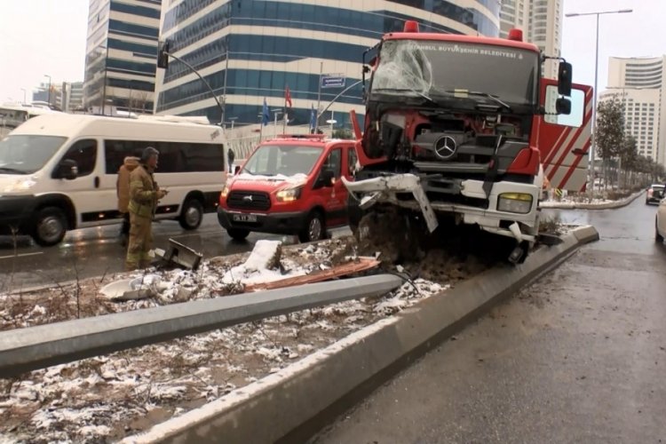 İstanbul'da yangın ihbarına giden itifaiye aracı kaza yaptı