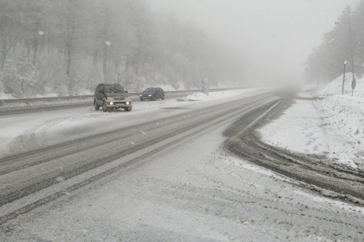 Bolu Dağı ge&ccedil;işinde kar yağışı etkili oldu
