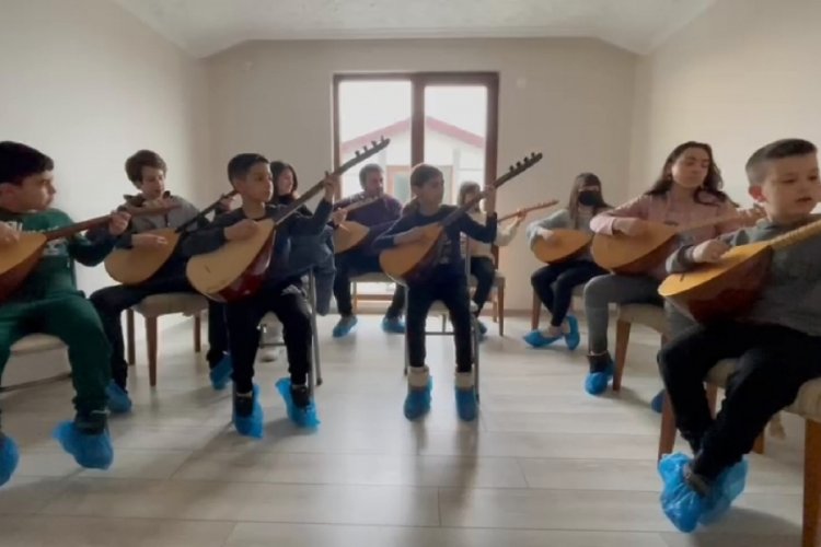 Bursa'da &Ccedil;anakkale t&uuml;rk&uuml;s&uuml;n&uuml; bağlama &ccedil;alarak s&ouml;ylediler