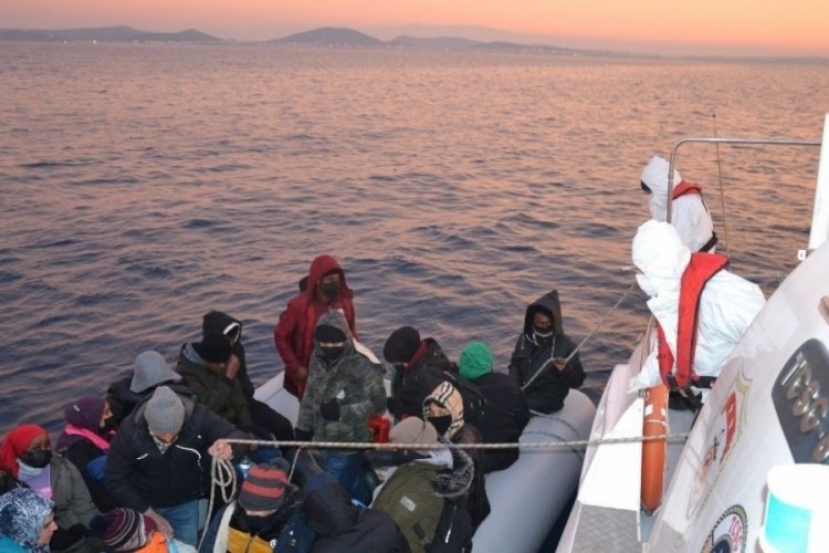 Balıkesir Ayvalık'ta 26 d&uuml;zensiz g&ouml;&ccedil;men kurtarıldı