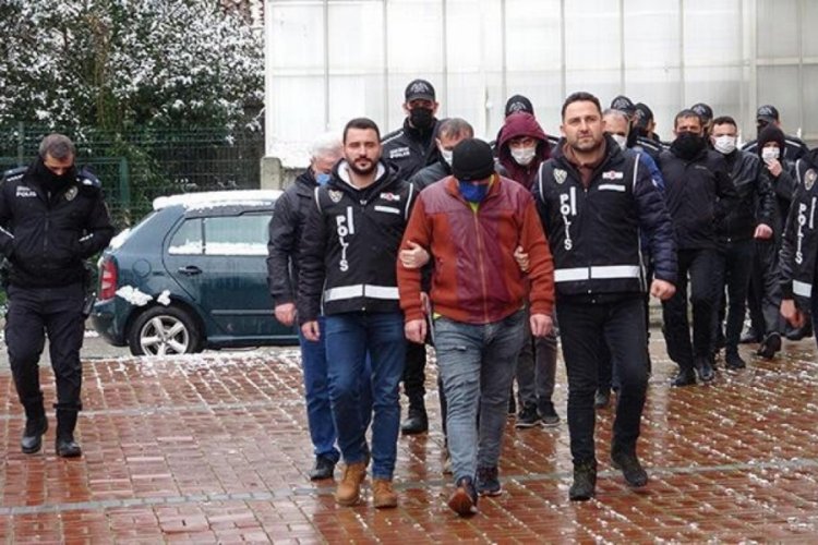 Silah ka&ccedil;ak&ccedil;ılığından g&ouml;zaltına alınan 24 kişi adliyede