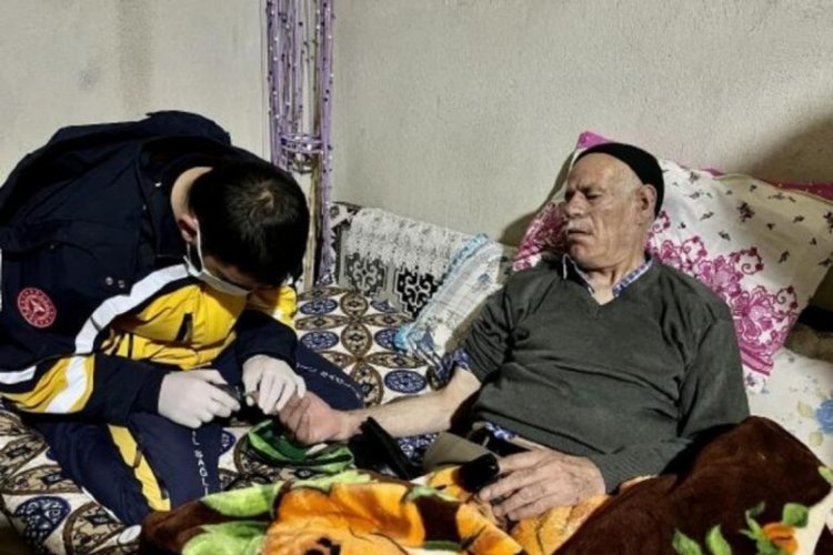 Karın yolu kapadığı k&ouml;ydeki KOAH hastasına paletli ambulansla ulaşıldı