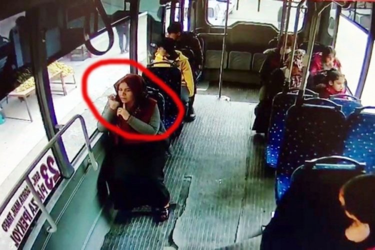 Otob&uuml;se girip, kadının konuştuğu telefonu &ccedil;aldı