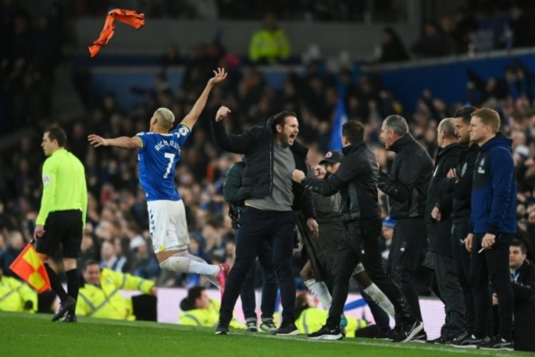 Frank Lampard, galibiyete sevinirken elini kırdı