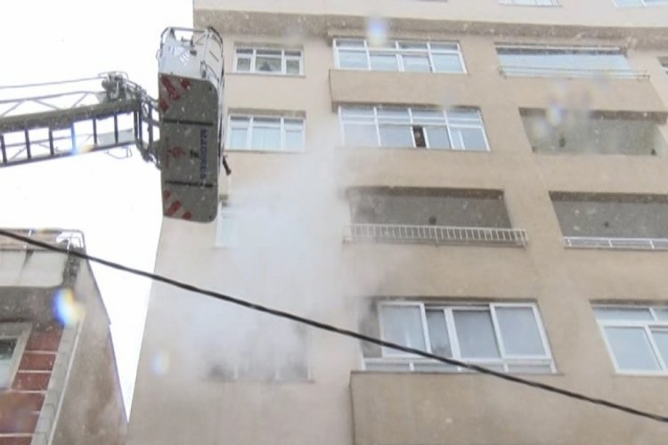 İstanbul'da yangında mahsur kalanları itfaiye kurtardı
