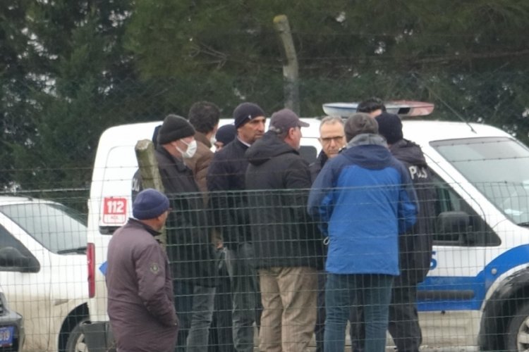 Kocaeli'de arsalarına tel &ouml;rg&uuml;lerin arasından girdiler