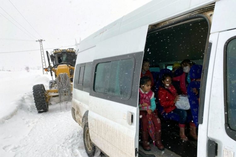 &Ouml;ğrenci servis minib&uuml;s&uuml; kara saplandı