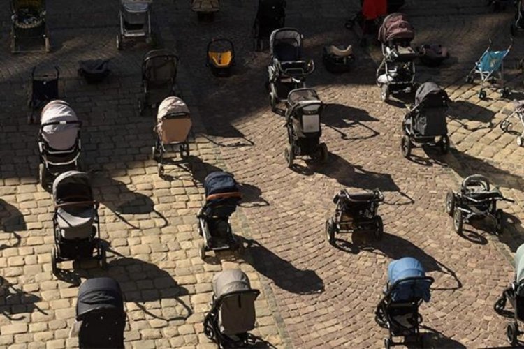 Savaşta hayatını kaybeden &ccedil;ocuklar i&ccedil;in Lviv'e bebek arabaları bırakıldı