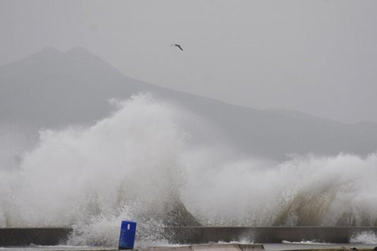 İzmir'de fırtına 2 g&uuml;n s&uuml;recek