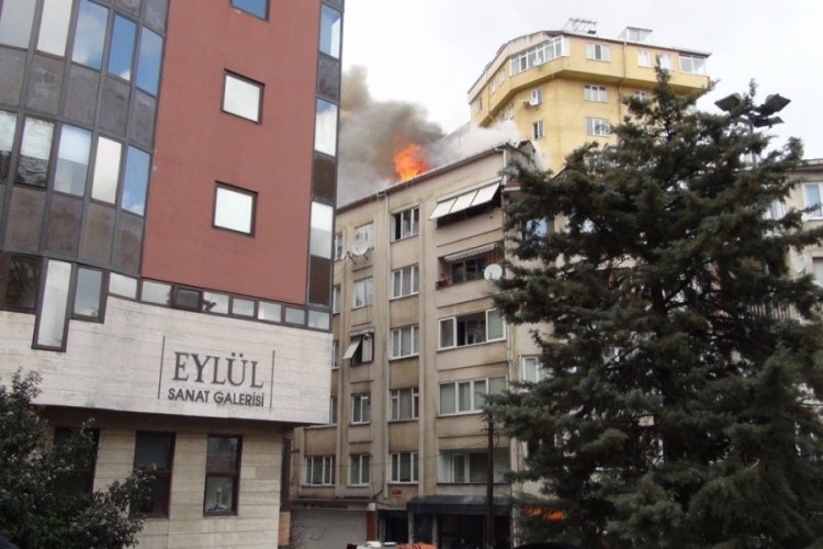 İstanbul'da yangın, kar altında sokakta kaldılar