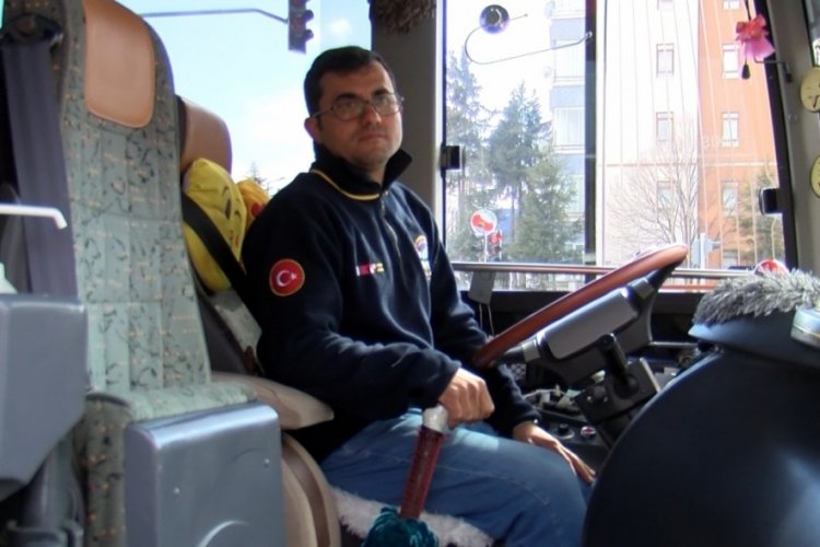 Ankara'da servisi yumruklayan s&uuml;r&uuml;c&uuml;n&uuml;n ehliyetine el konuldu