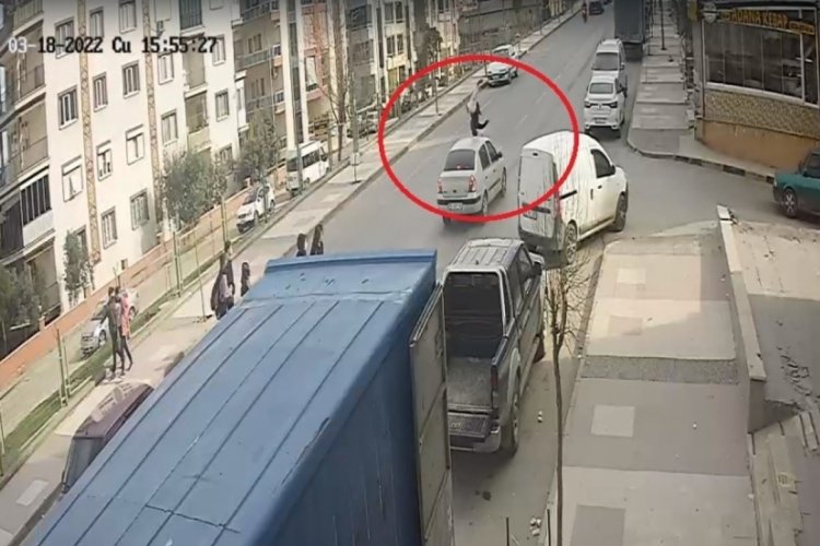 Otomobilin &ccedil;arptığı &ccedil;ocuk metrelerce s&uuml;r&uuml;klendi