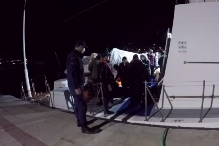 İzmir a&ccedil;ıklarında 32 g&ouml;&ccedil;men yakalandı