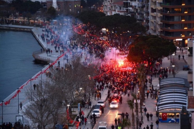 &Ccedil;anakkale'de fener alayı d&uuml;zenlendi