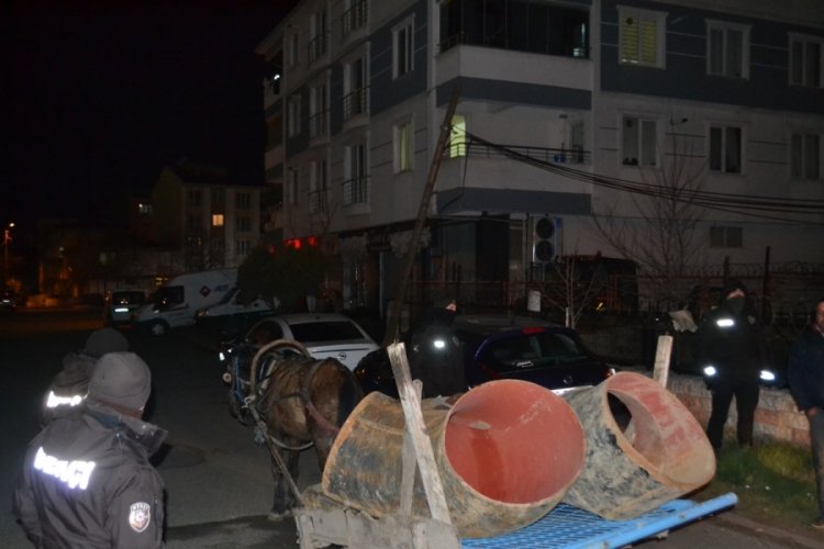 At arabalı hırsızlar 2 ton &ccedil;elik boruyla yakayı ele verdi