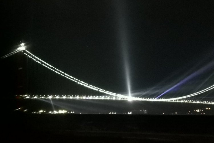 1915 &Ccedil;anakkale K&ouml;pr&uuml;s&uuml;'nde ışık g&ouml;sterisi