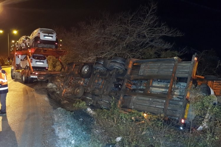 S&uuml;r&uuml;c&uuml;s&uuml;n&uuml;n kontrol&uuml;nden &ccedil;ıkan TIR şarampole devrildi