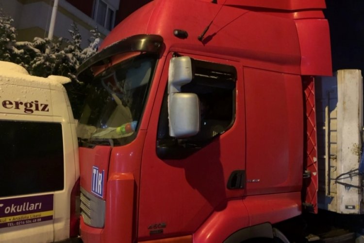 Karda kayan TIR iki araca &ccedil;arparak durabildi