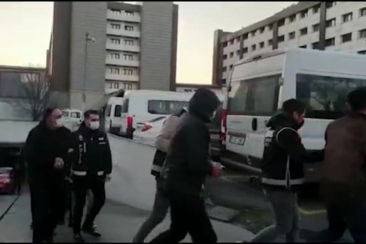Kişileri sahte belgelerle yurtdışına g&ouml;t&uuml;ren şebekeye operasyon