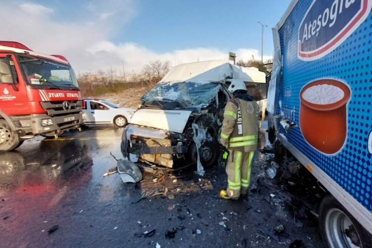 Servis minib&uuml;s&uuml; kamyonete &ccedil;arptı: 1 yaralı