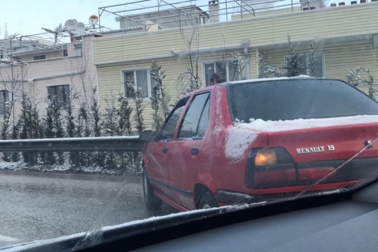 Bursa'da trafiği kilitleyen kaza! (&Ouml;ZEL HABER)