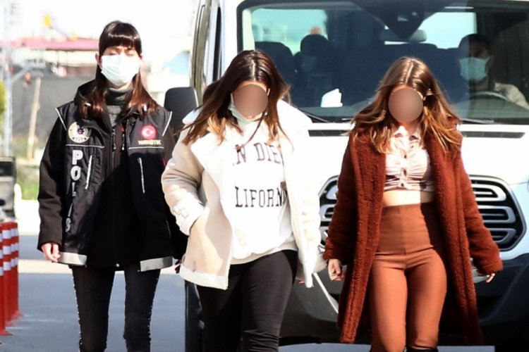İki g&uuml;zellik uzmanı &ccedil;antalarında esrarla yakalandı