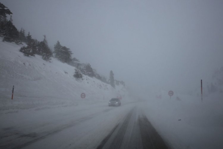 Kar sebebiyle Antalya-Konya karayolu tır ge&ccedil;işlerine kapatıldı