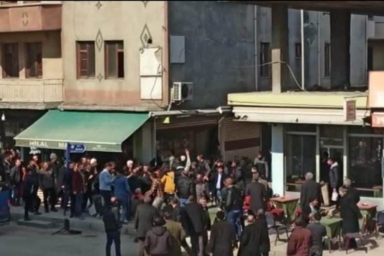 Ortalık savaş alanına d&ouml;nd&uuml;, sandalyeler havada u&ccedil;uştu