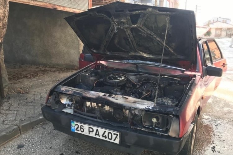 Seyir halindeki otomobil alev aldı