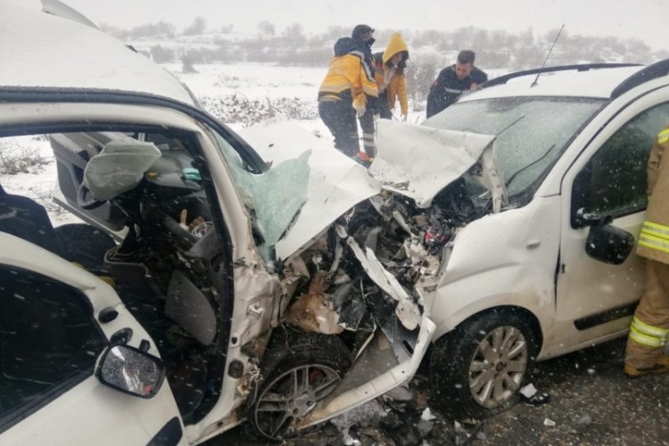 İki ara&ccedil; kafa kafaya &ccedil;arpıştı: 3 &ouml;l&uuml;, 8 yaralı