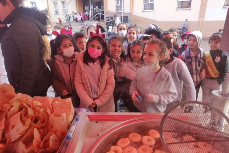 Bursa'da har&ccedil;lıklarıyla lokma d&ouml;kt&uuml;rd&uuml;ler