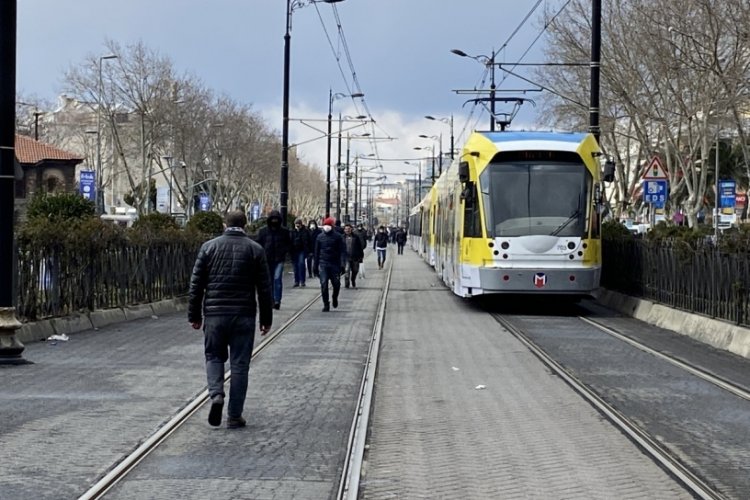 Tramvayda enerji kesildi, yolcular y&uuml;r&uuml;mek zorunda kaldı