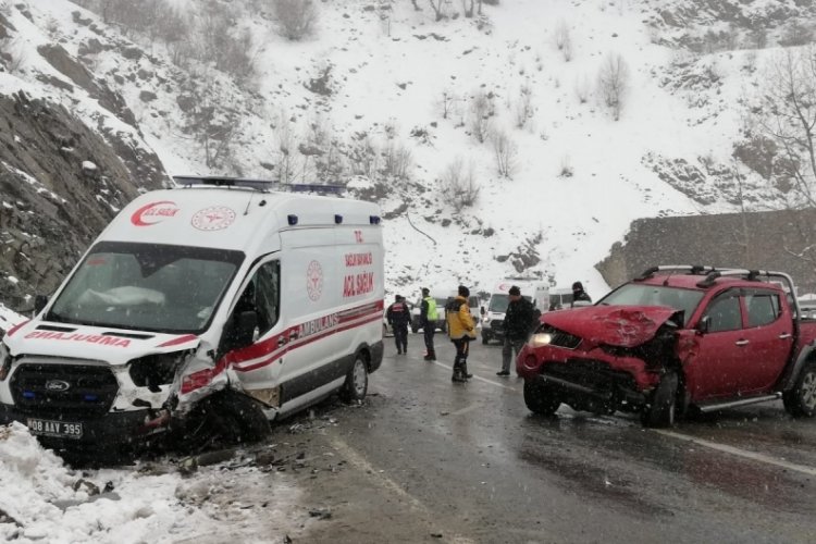Hasta taşıyan ambulans kaza yaptı: 2 yaralı