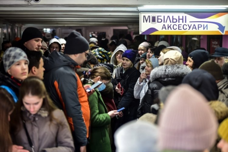 Lviv'de halk sirenlerin ardından alt ge&ccedil;ide sığındı