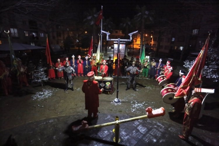 Bursa G&uuml;rsu'da kar soğuğunu unutturan &Ccedil;anakkale coşkusu