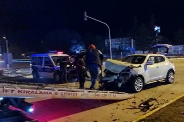 Ambulansla otomobil &ccedil;arpıştı: 3 sağlık&ccedil;ı yaralandı