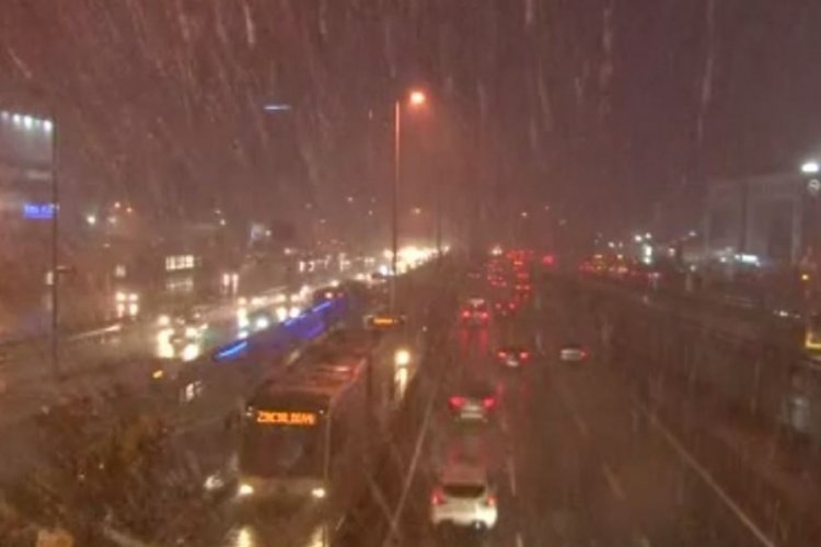 İstanbul'da kar yağışı nedeniyle g&ouml;r&uuml;ş mesafesi d&uuml;şt&uuml;