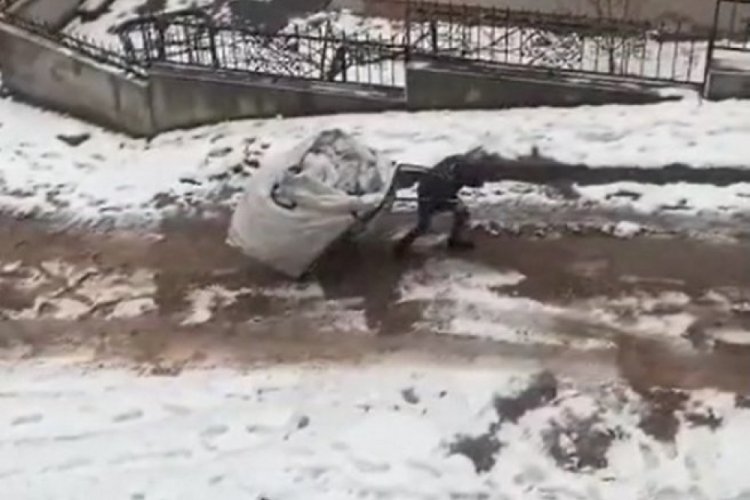 Geri d&ouml;n&uuml;ş&uuml;m atığı toplayıcısına yardımı y&uuml;rekleri ısıttı