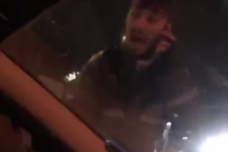 Motokurye dehşeti! arabayı parampar&ccedil;a etti