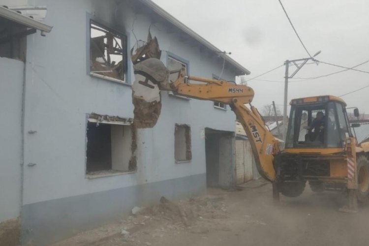 Bursa'da evi k&uuml;l olan aileye Başkan Aydın sahip &ccedil;ıktı