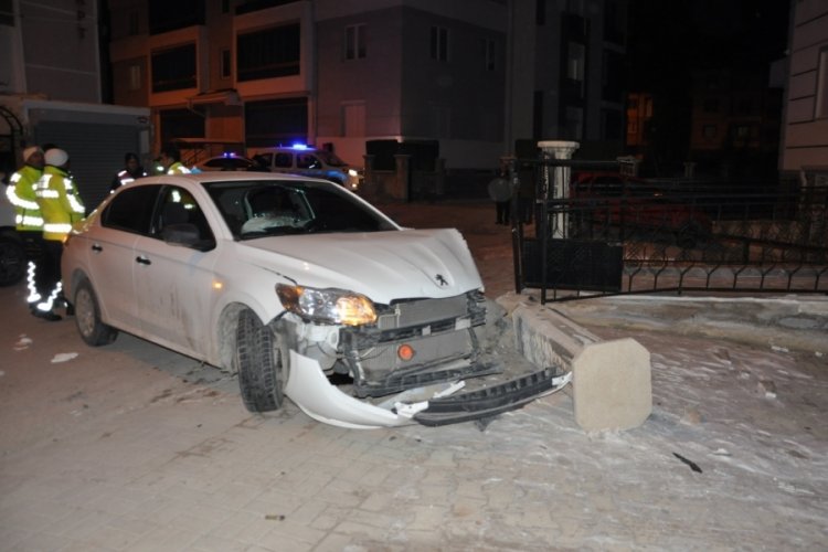 Polisten ka&ccedil;an s&uuml;r&uuml;c&uuml; bah&ccedil;e duvarına &ccedil;arptı