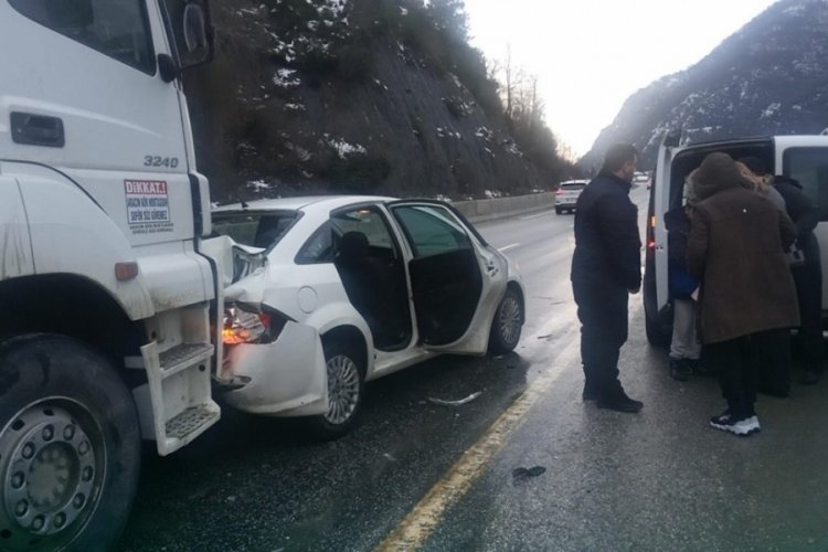 Sakarya'da  tır otomobile &ccedil;arptı: 1'i &ccedil;ocuk 2 yaralı