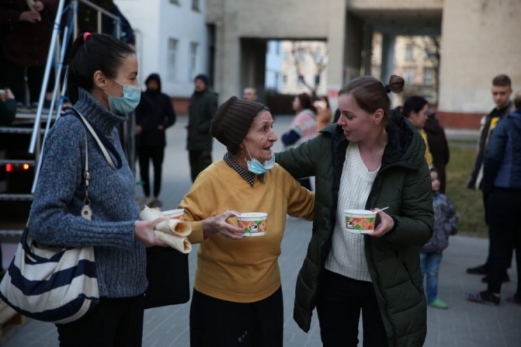 AFAD, Ukraynalılara sıcak yemek dağıttı