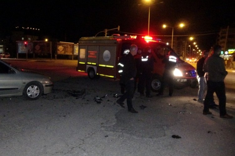 İki otomobil kavşakta &ccedil;arpıştı: 2 yaralı
